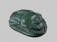 Aeg S 22  Aeg S 22, Spätzeit, Herzskarabäus des Harsiese, Grüner Marmor, L 4,3 cm, B 2,6 cm, H 1,8 cm : Bestandskatalog Ägypten, Museumsfoto: Claus Cordes